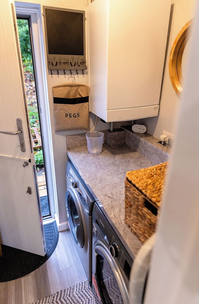 Beautiful Wythenshawe Home Near Airport With Garden & Parking Sleeps 5