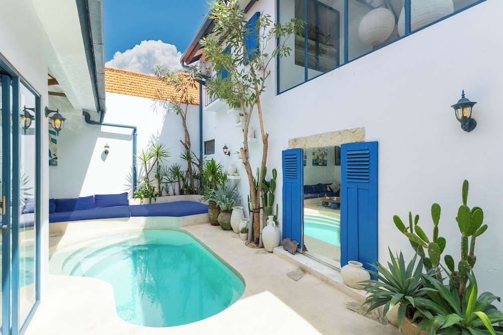 Santorini Suites