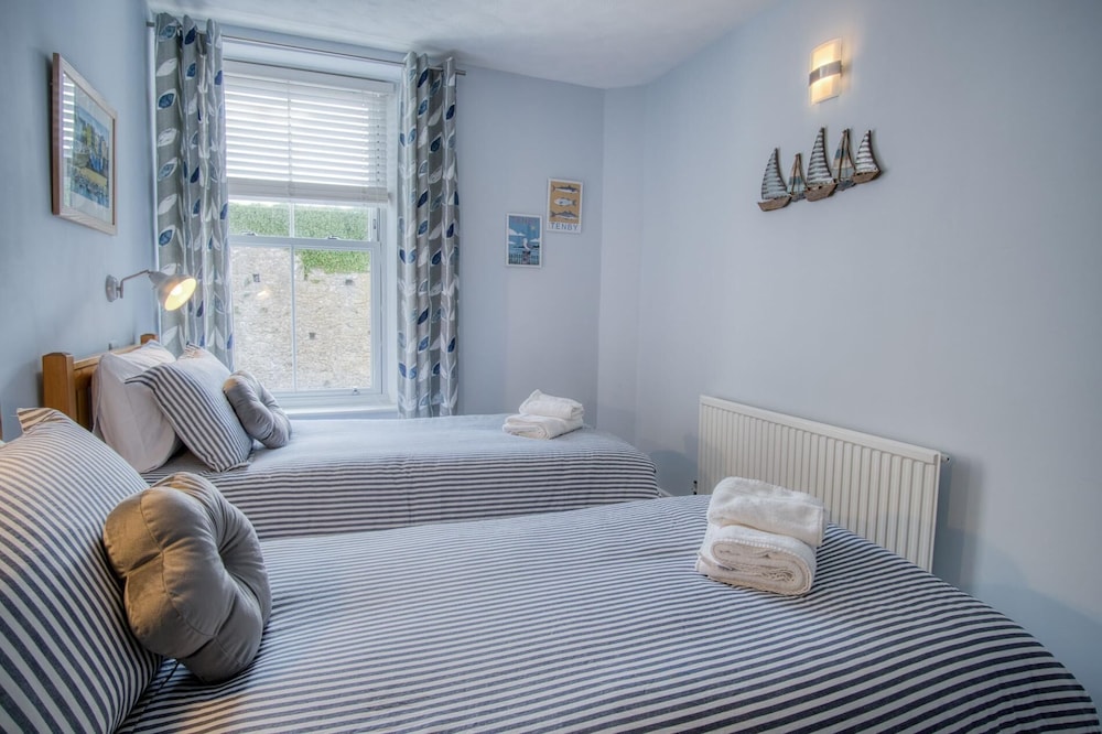 Beachcomber Seaside Apartment - 2 Bedroom - Tenby