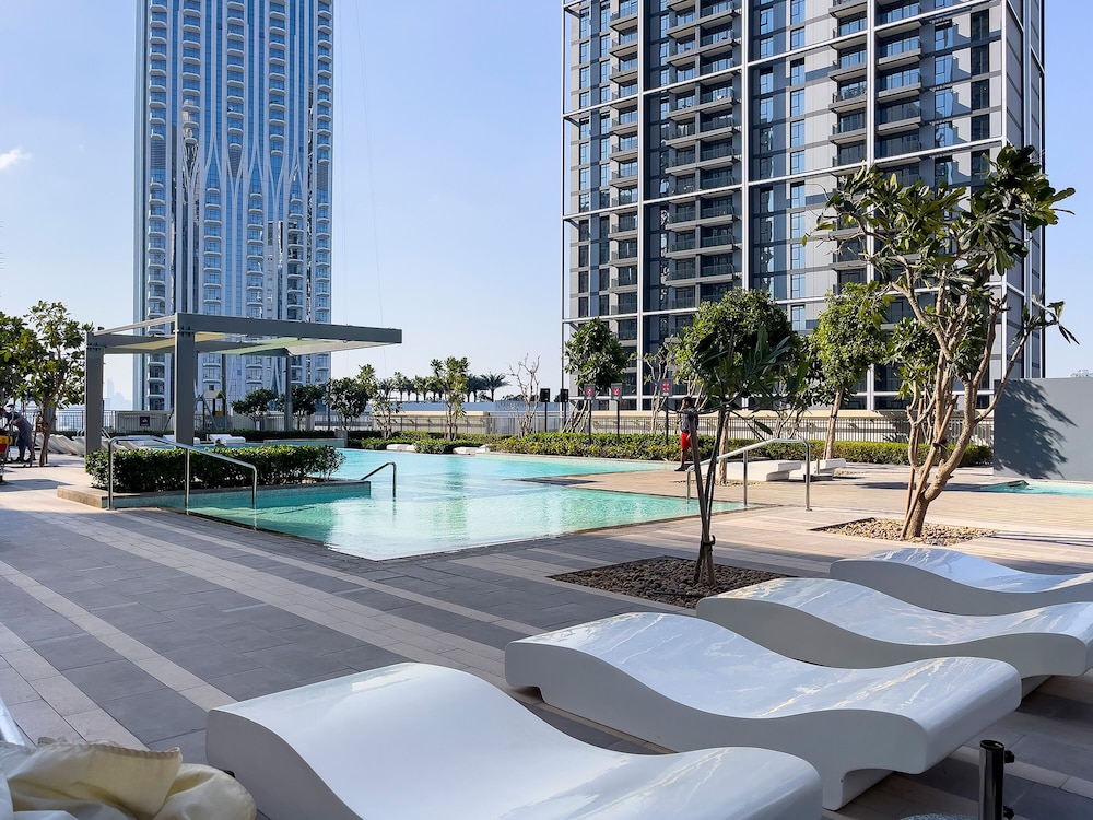Urban 2BR Harbour view at Creek Rise photo 4