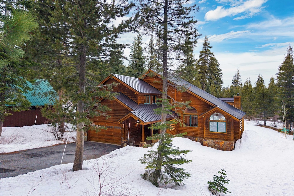 5 Mins to Ski Resort Ping Pong, Pool Table, Deck Donner Ridge by Avantstay
