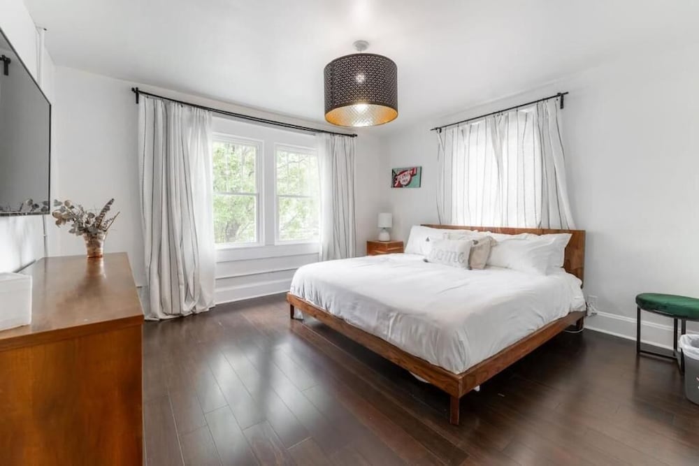 Spacious Duplex for 14 in Downtown