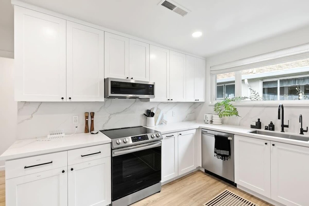 @ Marbella Lane - 3BR Designer Near Valley Fair