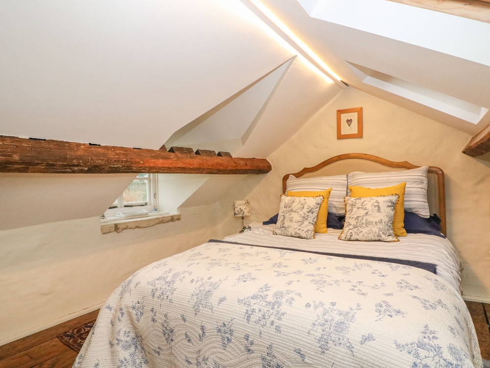 Weavers Cottage view 3