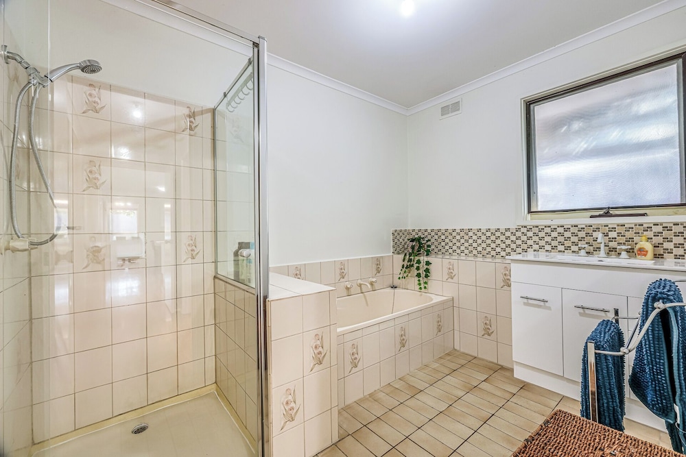 StayAU Newly Modern Comforts 3BRM Home Cranbourne