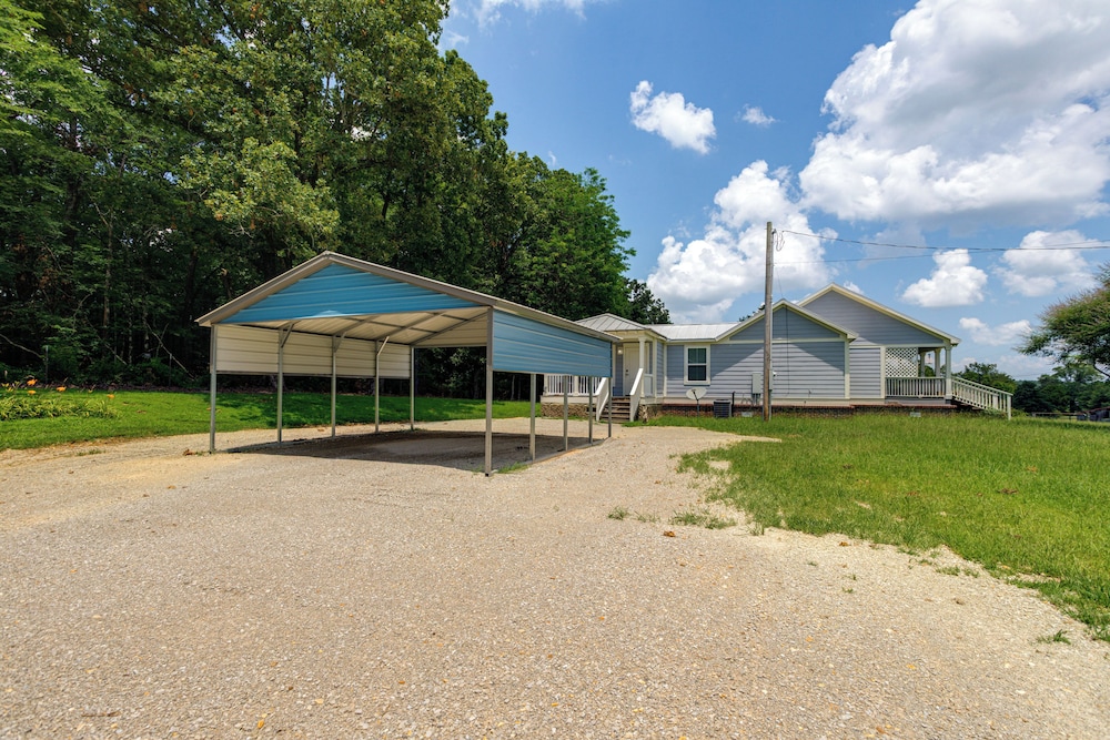 7 Mi to Ole Miss: Quiet Rural Retreat w/ Yard!