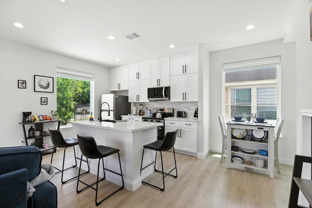 Houston Cozy Retreat 3br 3ba Downtown Views 3 Bedroom Duplex