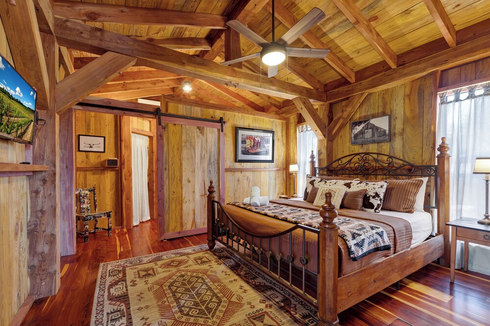 Texas Sawmill Cabin W/hot-tub, Pet-friendly, Minutes to Downtown!