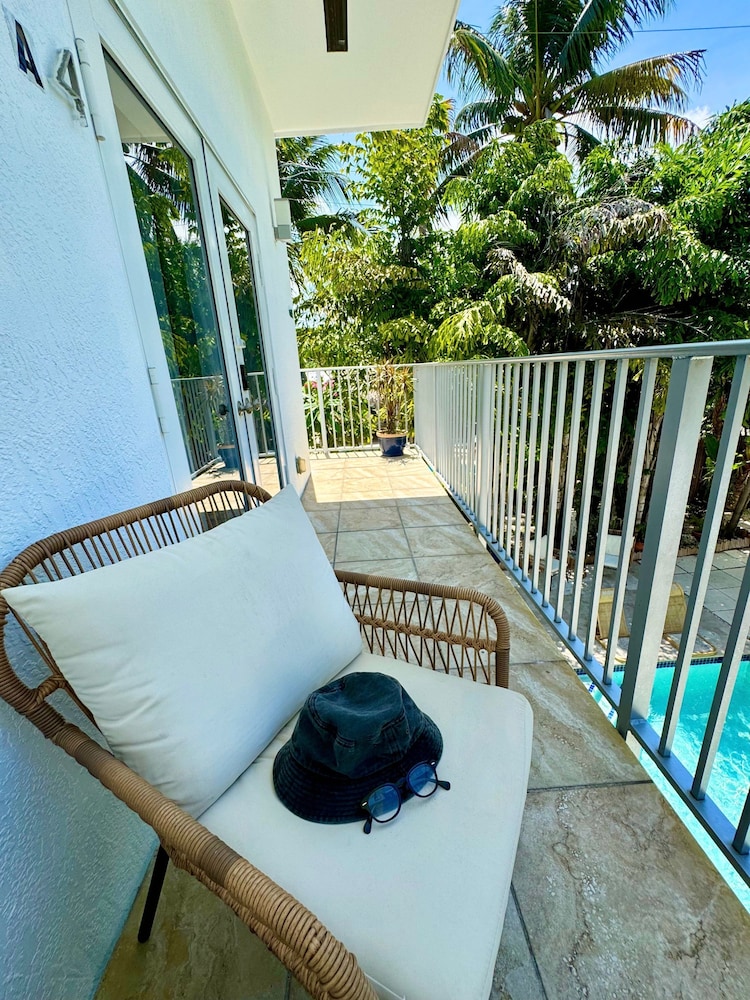 Islands Inn on the Drive - Aqua Serenity Suite - King Bed - A4