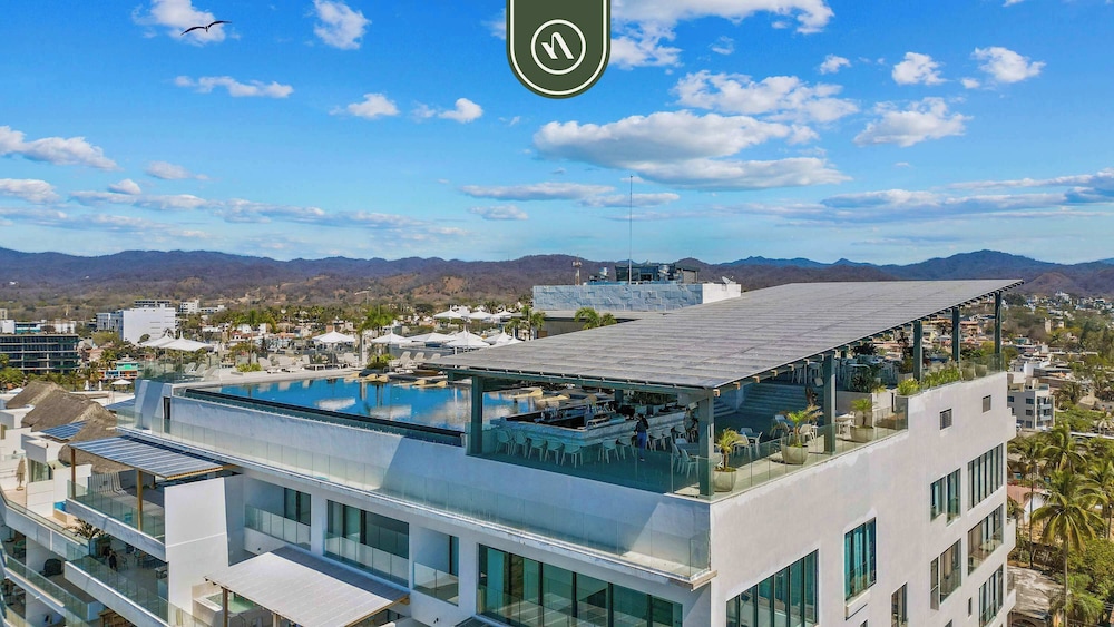 Luxury 2 BR Condo With Dream Pools - Beach - Art