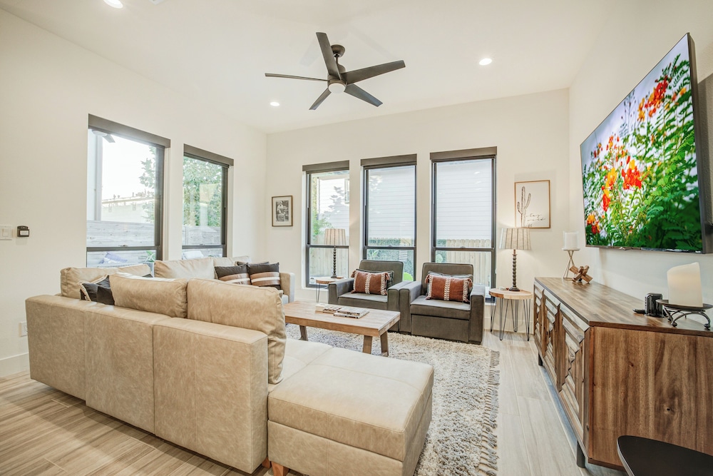 New Build, Private Pool, Near Pearl/riverwalk