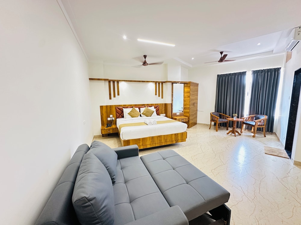 Shambhavi Hotel & Convention Centre