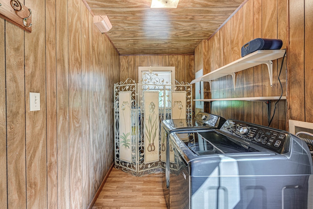 2 Mi to Oak Grove Racing & Gaming: Home on 1 Acre