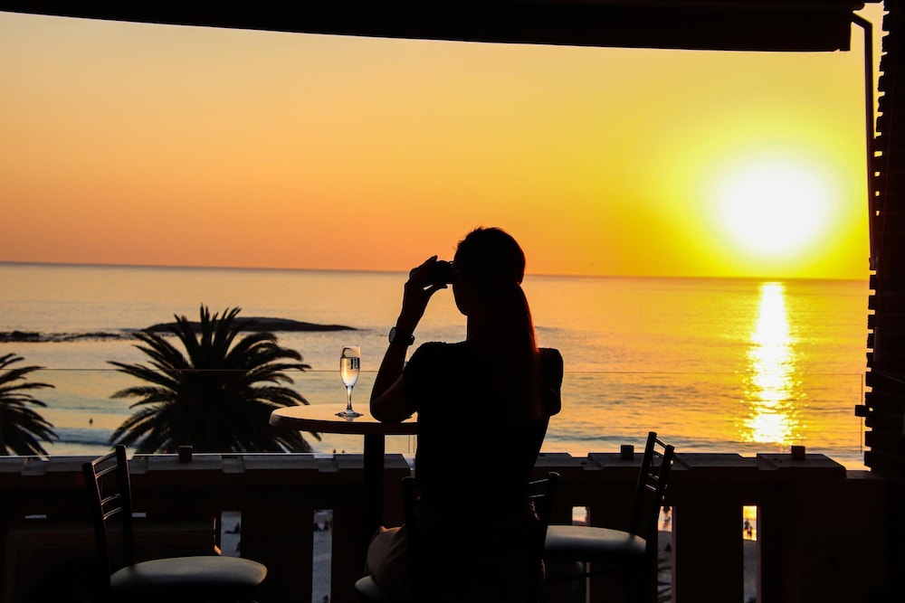 Camps Bay Beachside 2bed w Sea View Cloud 9