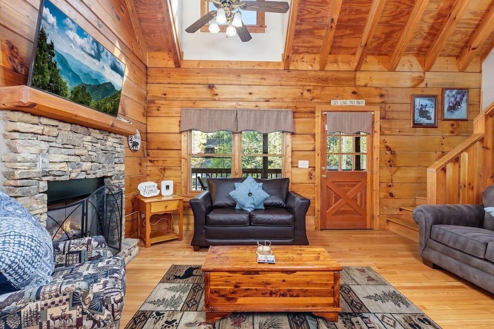 Er299 - Possum Hollow 4 Bedroom Cabin by RedAwning view 5