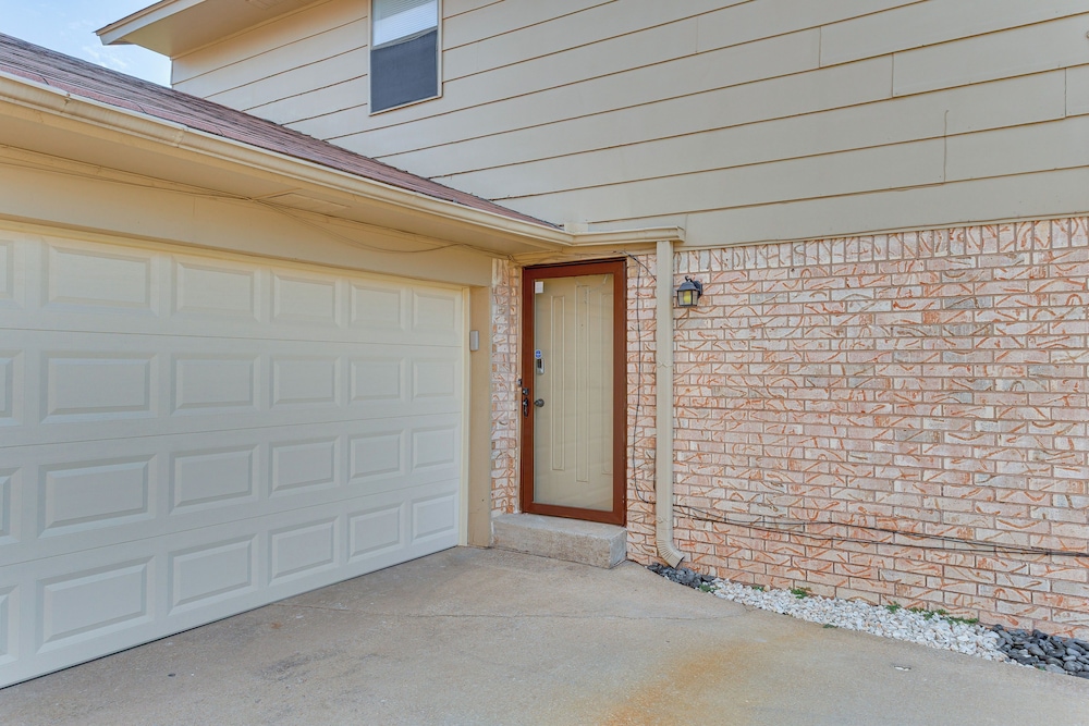South OKC Home w/ Game Room: 18 Mi to OU Campus!
