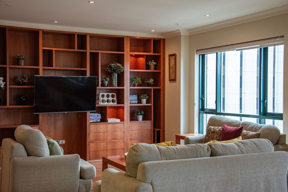 Elegant 4B 2B Unit in Melbourne CBD w/ Parking!