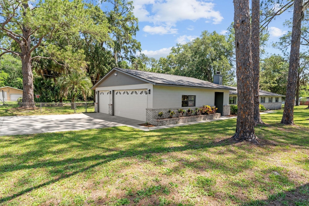 Designer Pet-friendly Retreat With Heated Pool 5 Bedroom Home