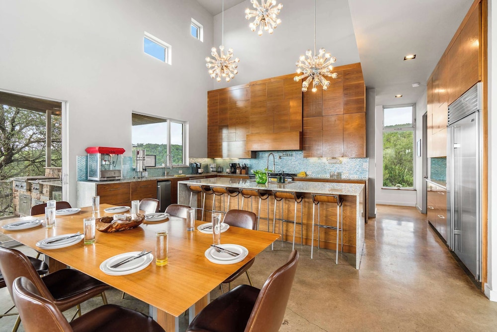 Luxury 4BR Hilltop Retreat Hot Tub & Scenic Views