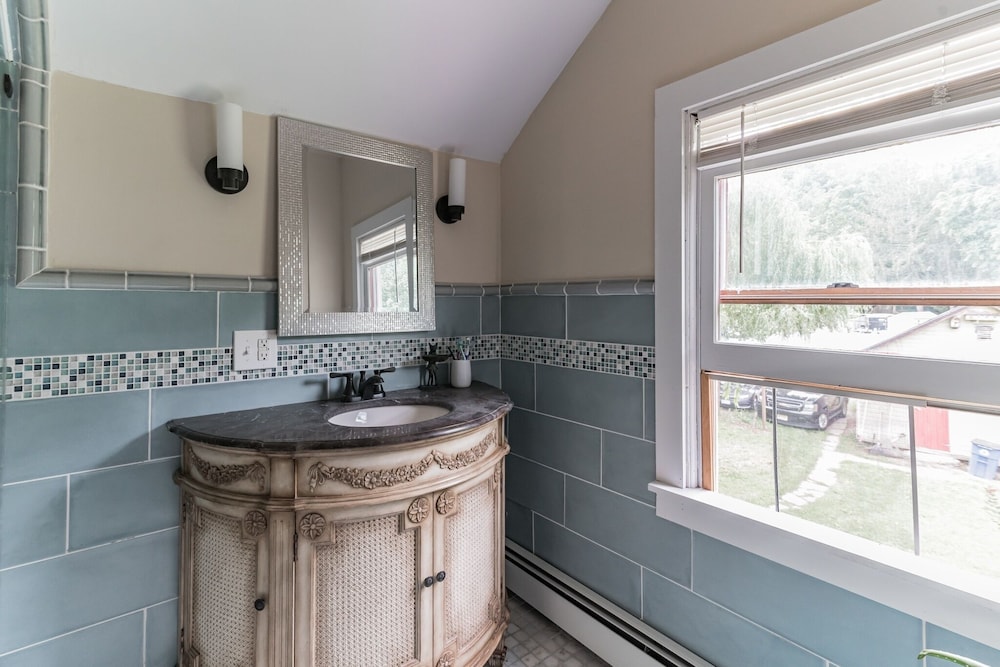 Spacious Victorian Home With Mountain Views And Lots Of Fun Extras!! 5 Bedroom Farmhouse by Redawning - Property Image 9