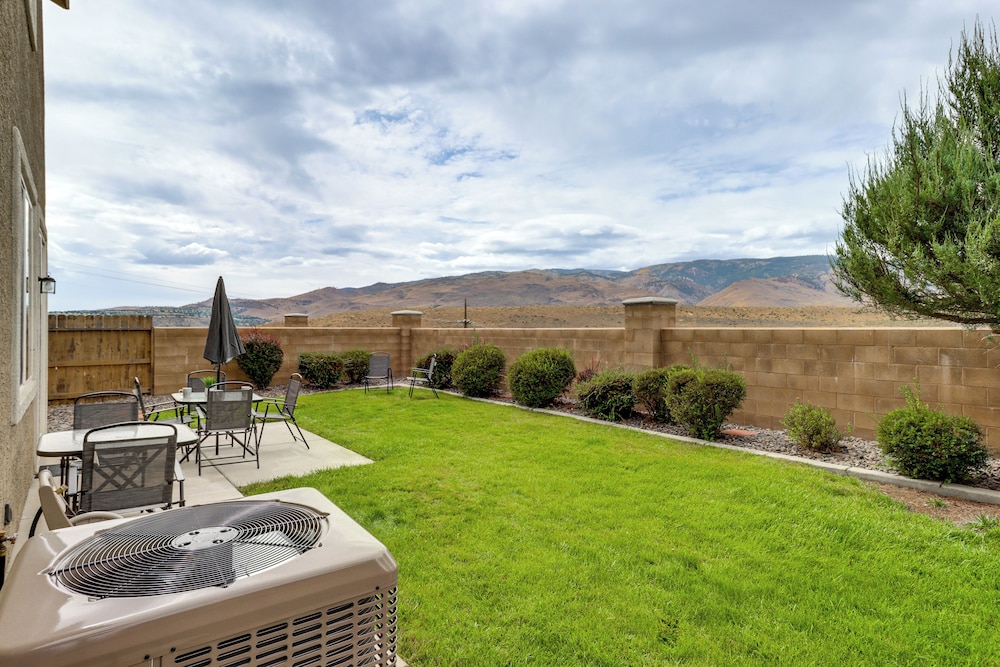 6 Mi to Dtwn Reno: Mtn-view Retreat w/ Fireplace!