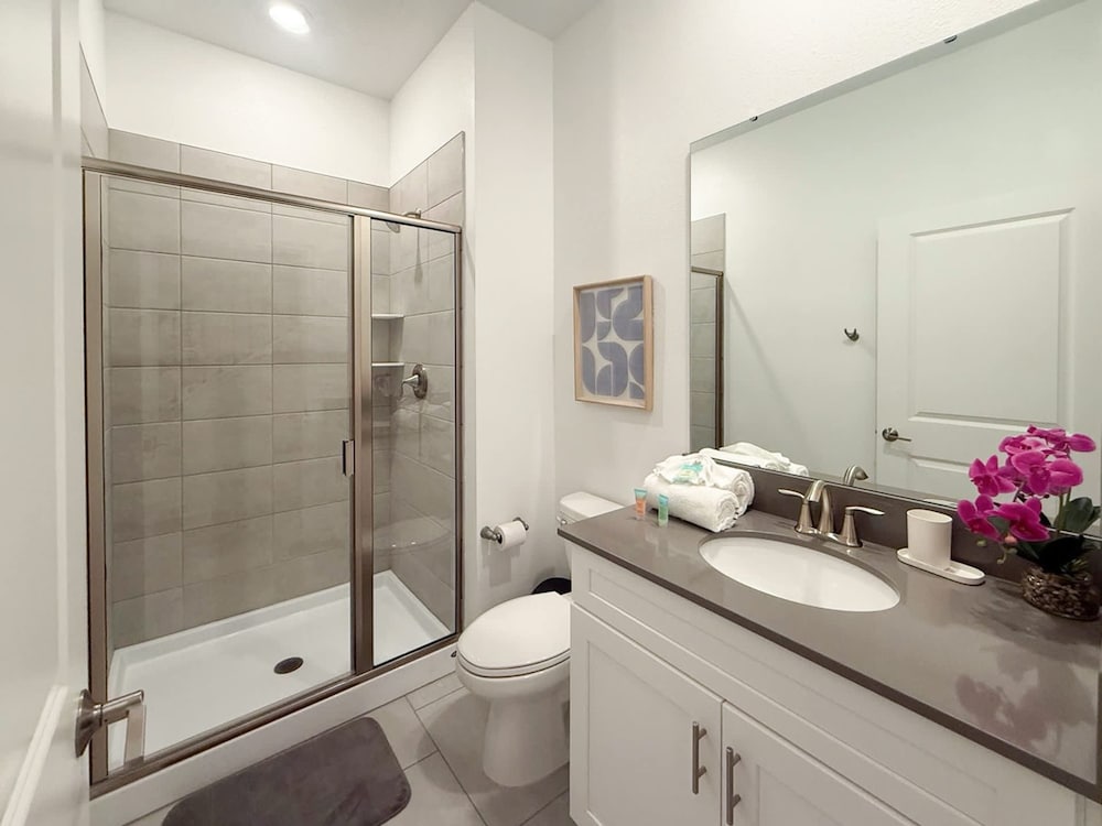 Contemporary Townhouse w Pool BBQ Sleeps 12