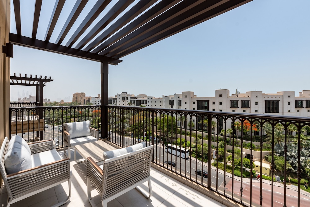Modern 4BR w Full Burj Al Arab View Pvt Rooftop