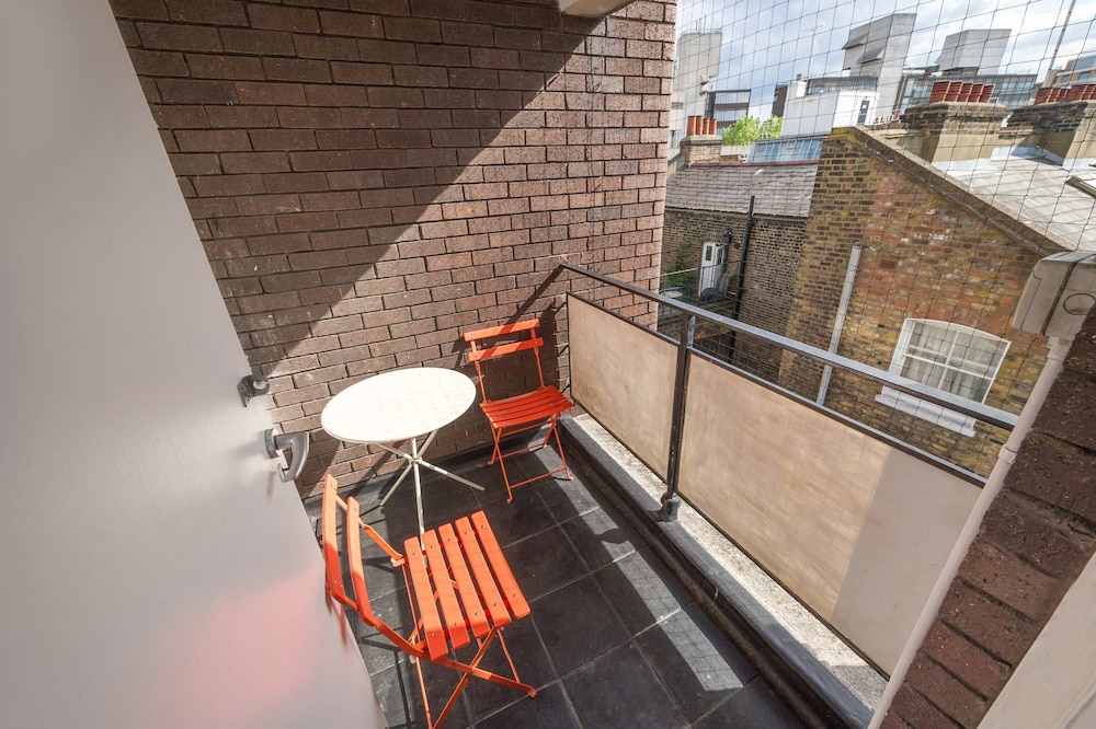 The Snug Spot - Fitzrovia - By Frankie Says