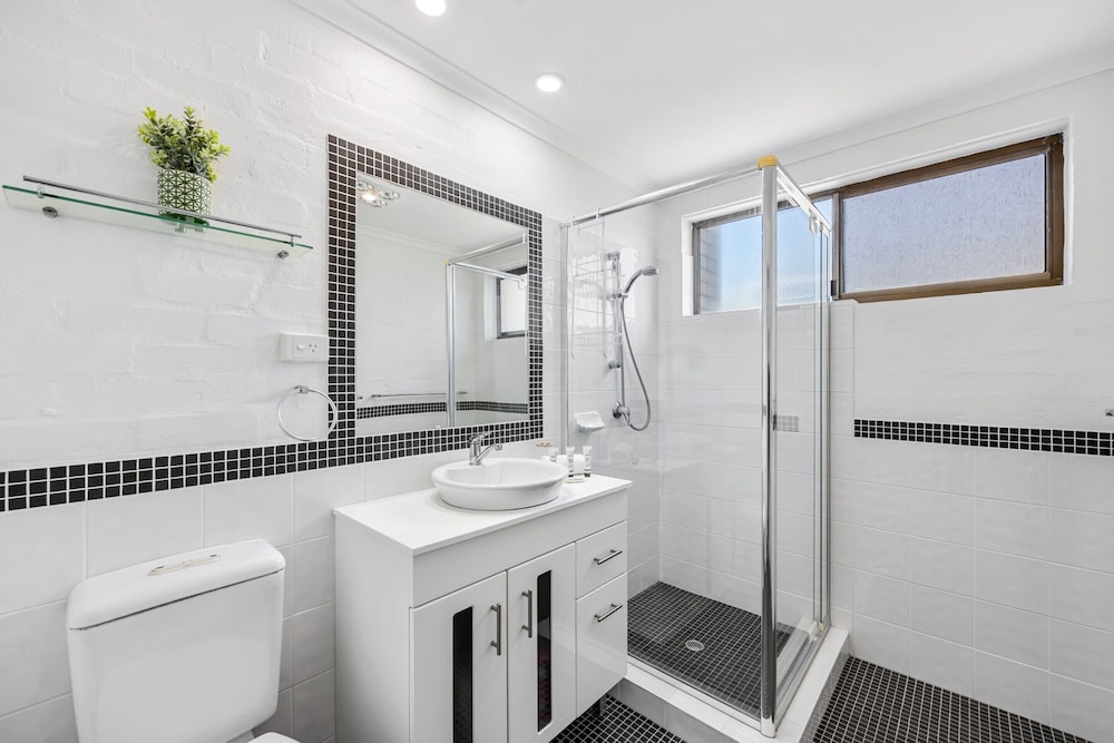 Quaint 2-bed Beach Abode With Ocean Views