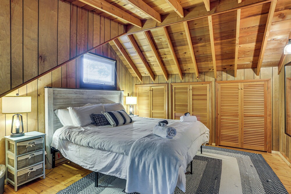 < 1 Mi to Lake: Cabin w/ Hot Tub in Greentown!