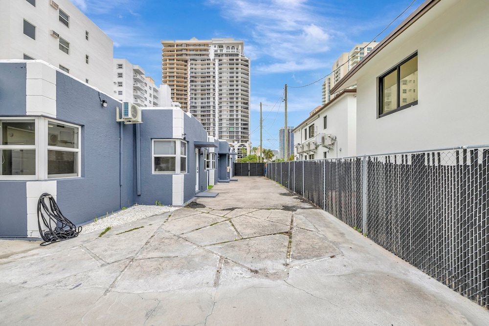 Studio off Las Olas- Steps to the Beach