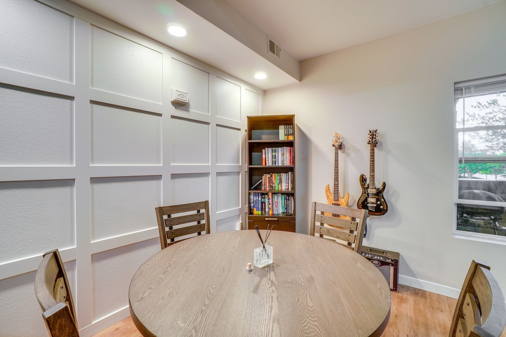 16 Mi to Dia: Townhome w/ Fireplace in Aurora
