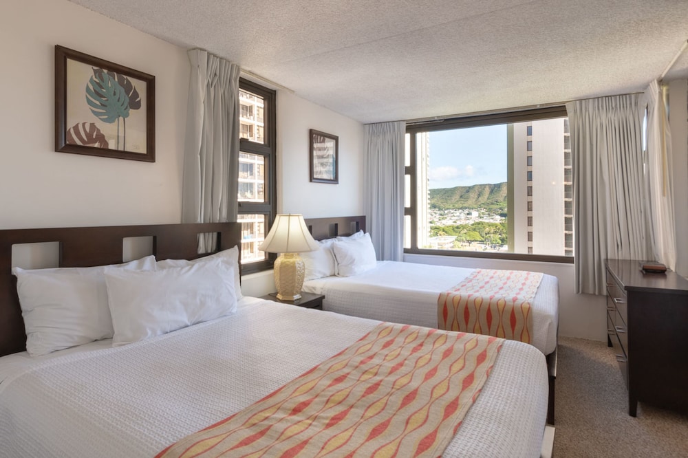 Waikiki Banyan - Pool View Tower 1 Suite 1501 view 2