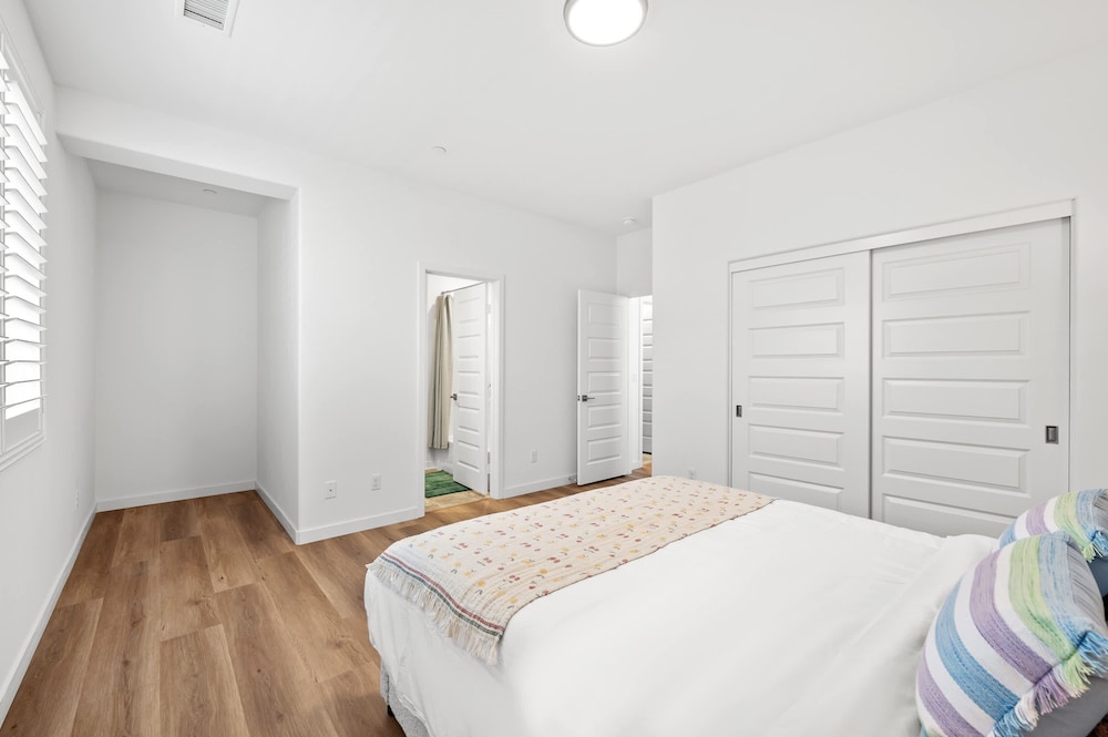 Spacious 5BR Getaway w Game Room Modern Comfort