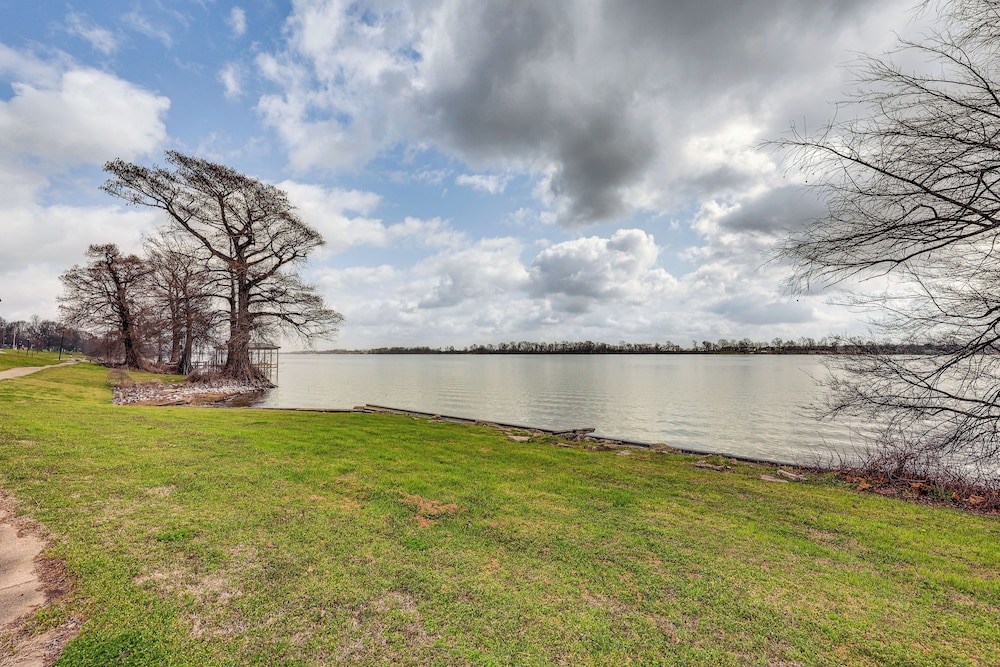 Walk to Lake Chicot: Cottage w/ Yard & Views!