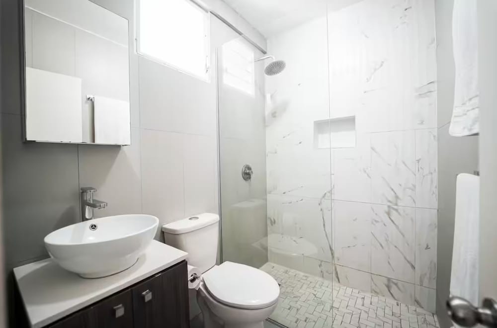 Centrally Located Sunny Apartment Walk to Beaches
