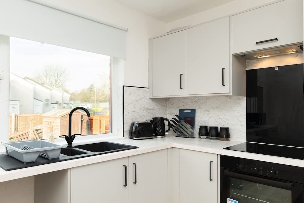 4 Bedrooms-2bath-free Parking