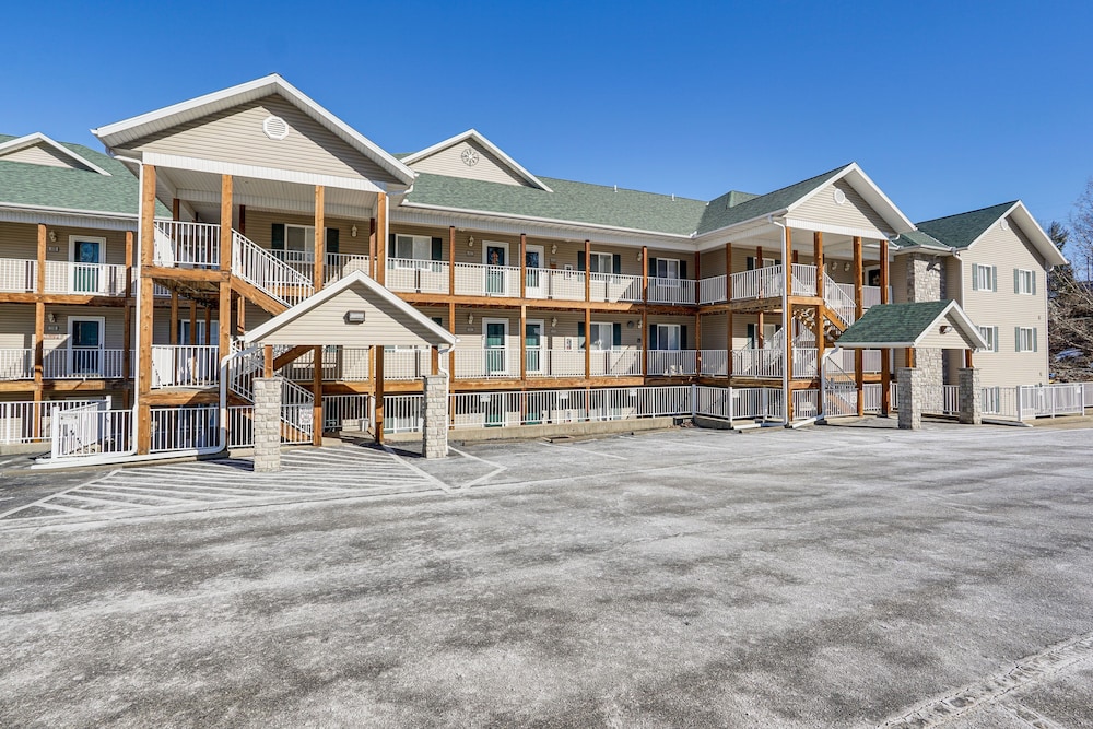 Camdenton Condo w/ Furnished Balcony + Lake View