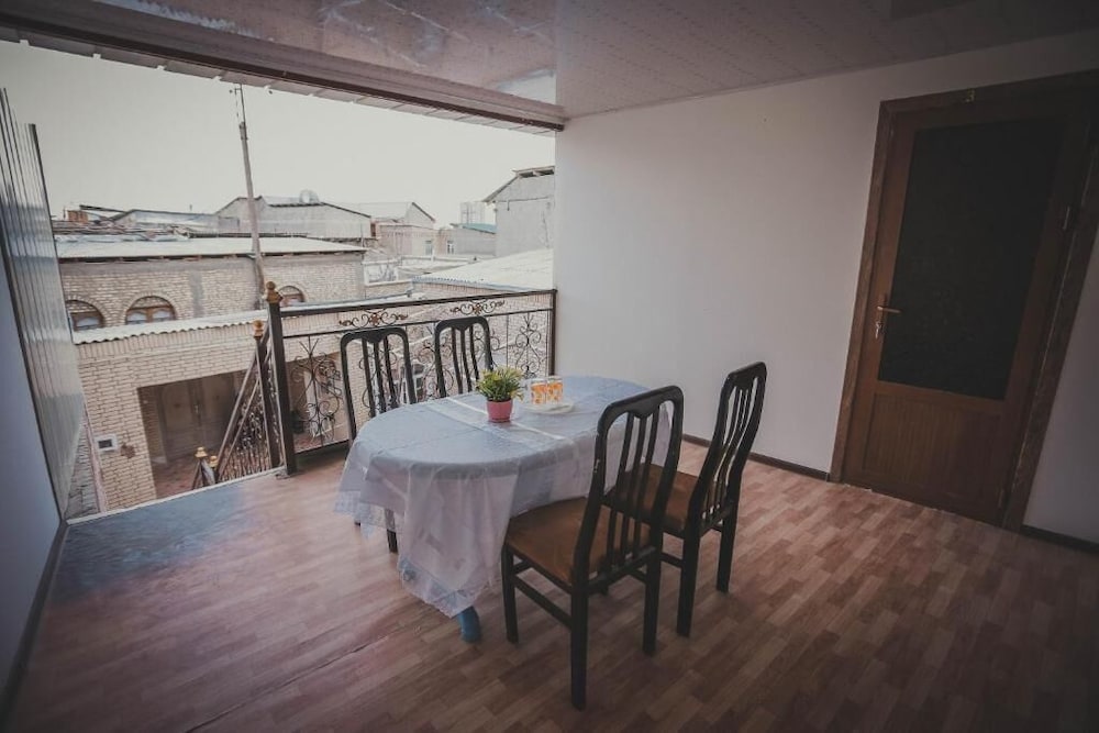 Family Guest House Parivash