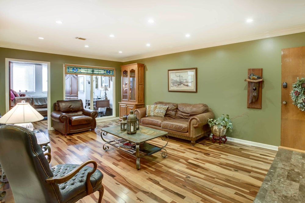 Chic Baton Rouge Apt ~ 3 Miles to LSU Campus! view 2