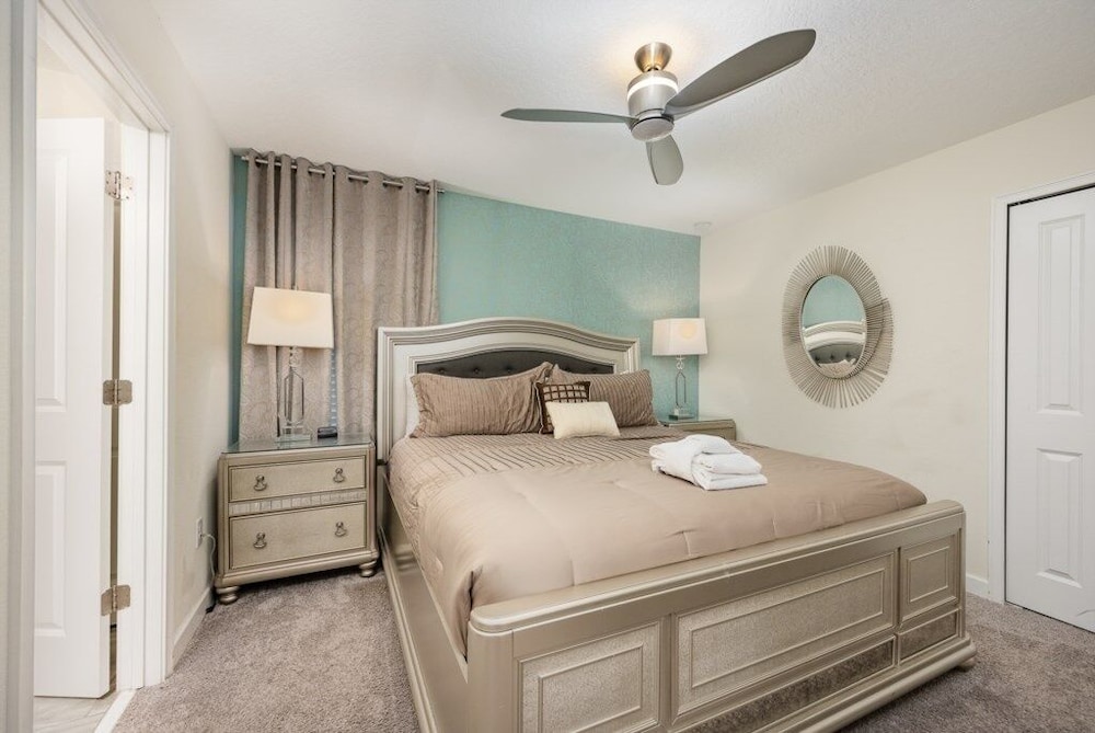 9 Bed Pool, Spa, Movie Room & Game Room! 9 Bedroom Home by RedAwning