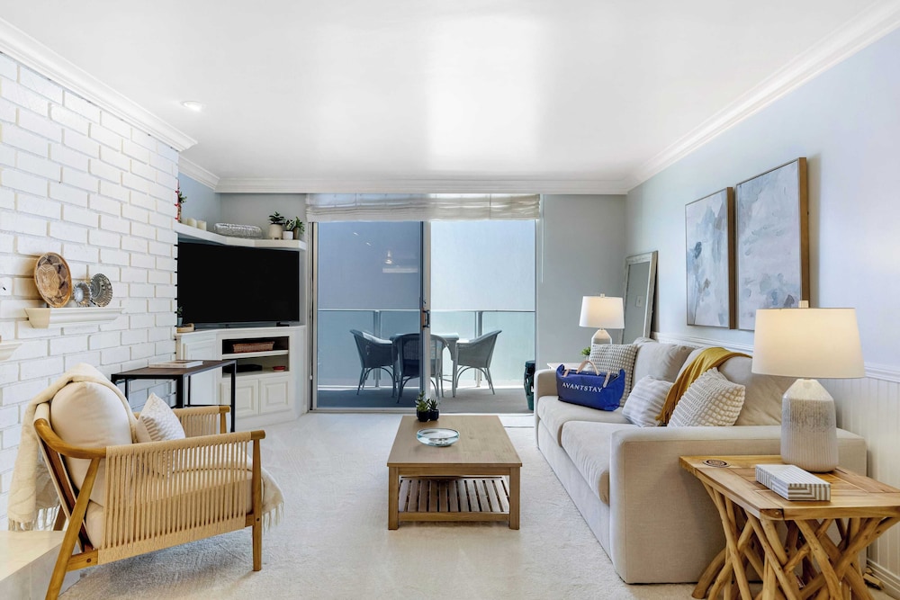 Oceanfront Gem w/ Balcony, Pool, Hot Tub & Carbon Beach Access Bluewater Haven by Avantstay