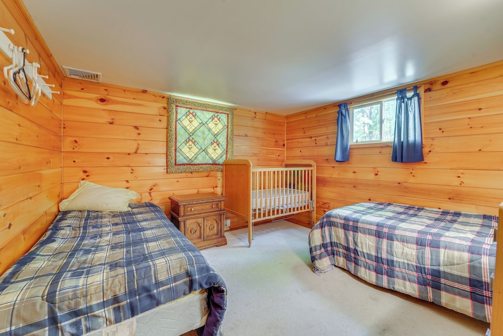 Cabin Comfort Near Psu! Fire Pit & On-site Trails