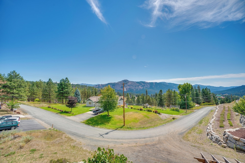 Mtn-view Getaway w/ Spacious Deck in Republic!