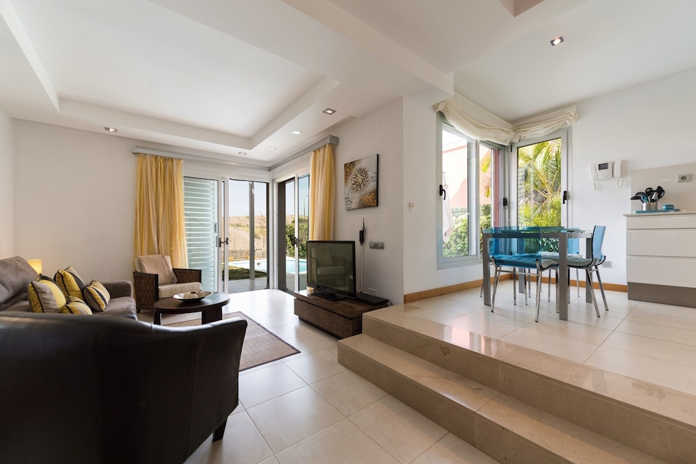 Villa With Heated Pool in Salobre
