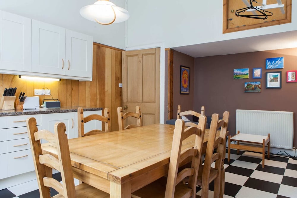 Amazing 4 Bedroom Apartment Just Off The Meadows