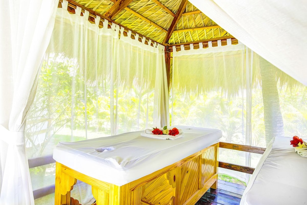 Los Corales Tropical Beach Resort & SPA