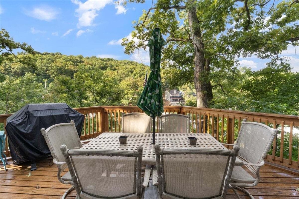 Lakefront Home, Private Dock + Kayaks,arcade Games, Pet Friendly