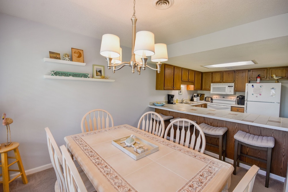 Hermitage 1g 2 Bedroom Condo by RedAwning view 3