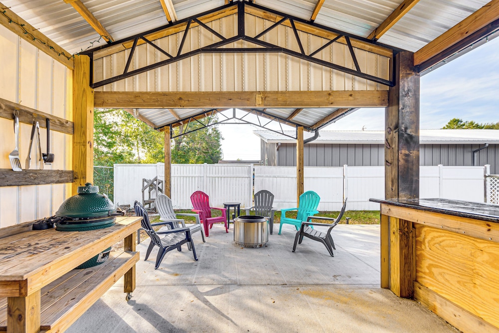 6 Mi to Navarre Beach: Spacious Family Retreat!